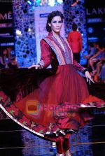 Model walks the ramp for Manish Malhotra Show at Lakme Winter fashion week day 4 on 20th Sept 2010 (89).JPG